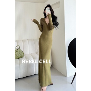 针织连衣裙秋冬新款 高级V领长袖 轻熟风显瘦包臀裙 CELL法式 REBEL