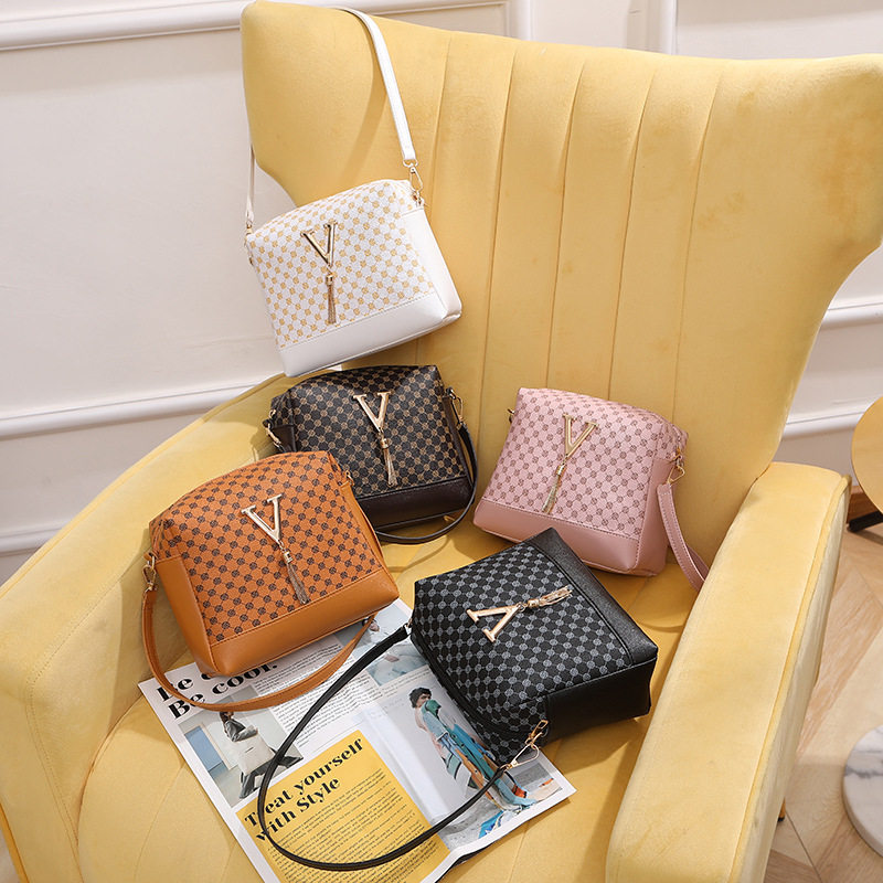 包包女2023新款时尚印花V字饰链条斜挎小方包单肩腋下包一件代发,箱包皮具/热销女包/男包,通用款女包,淘宝优惠券,粉丝福利购,淘宝优惠卷