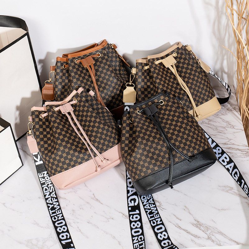 2024潮流拼接撞色水桶包印花女包bags抽绳水桶包字母宽肩带包,运动包/户外包/配件,挎包/拎包/休闲包,淘宝优惠券,粉丝福利购,淘宝优惠卷