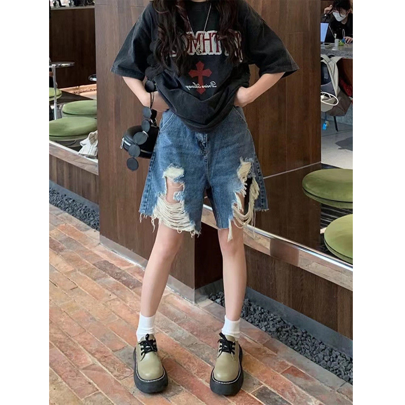 辣妹蓝色破洞牛仔短裤女