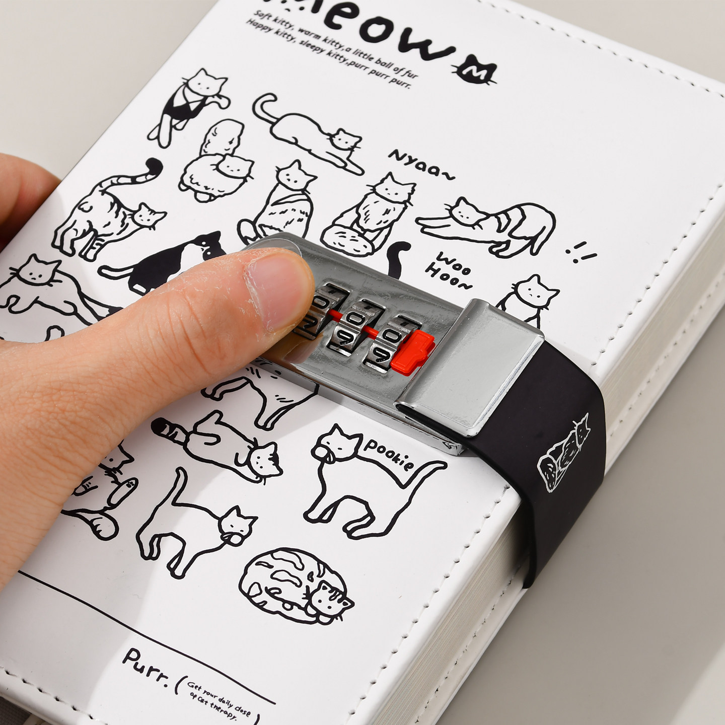 黑白猫咪密码手账本彩页手账本128张记事本密码锁日记本原创插画