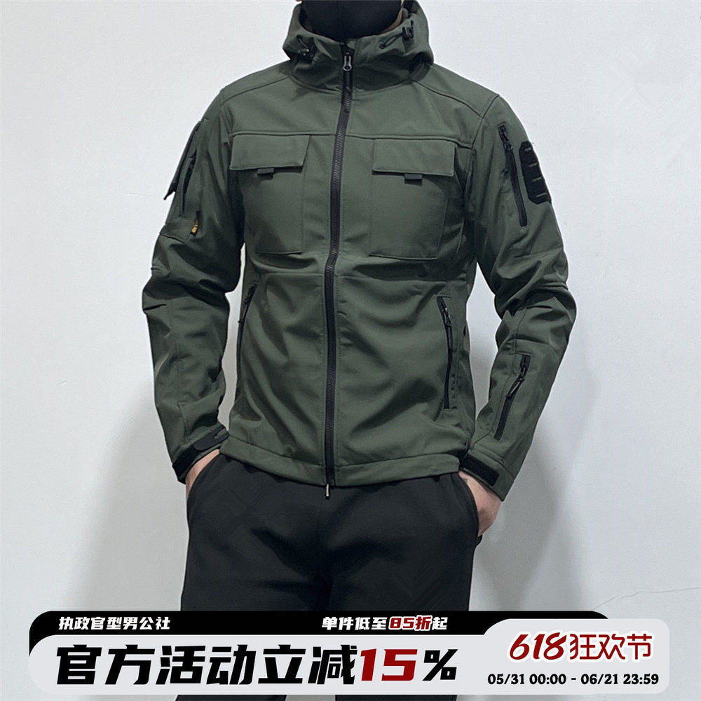 甲壳虫男秋冬弹力修身软壳战术短夹克加绒保暖冲锋衣户外套防水风