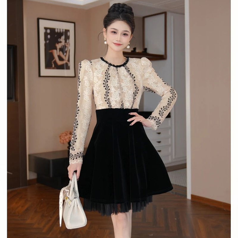 优雅显瘦小个子绣花连衣裙