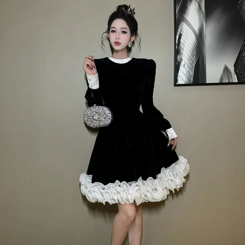 法式超仙设计感花边丝绒连衣裙2025新款减龄显瘦小个子a字短裙女