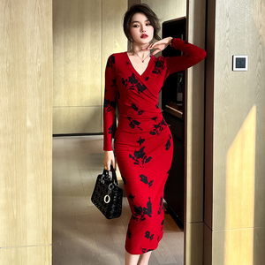 红色印花中长款修身显瘦连衣裙秋季气质名媛小众包臀内搭打底裙子