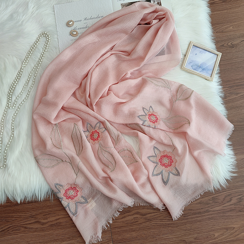 冬季民族风刺绣轻薄款羊毛围巾女