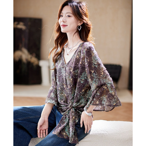 宝诗黎V领喇叭袖印花雪纺衫