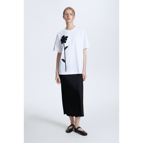 白色带贴花的超大号T恤