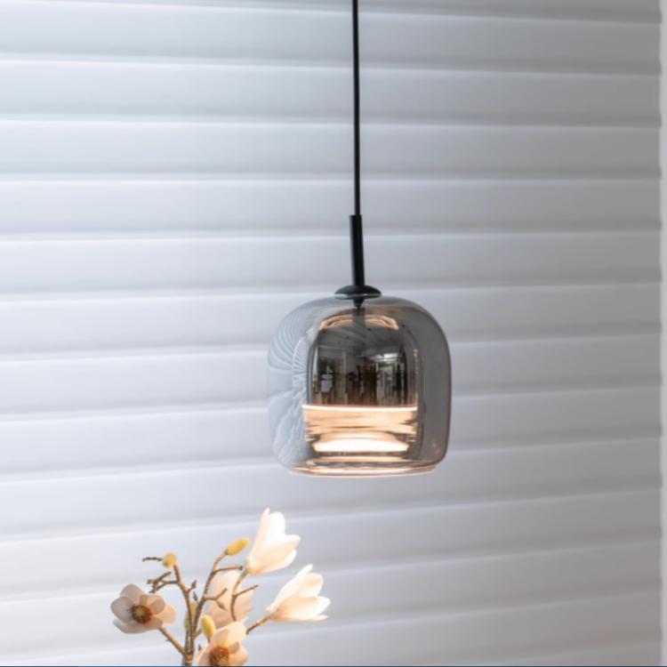 现代简约主卧室吧台吊灯