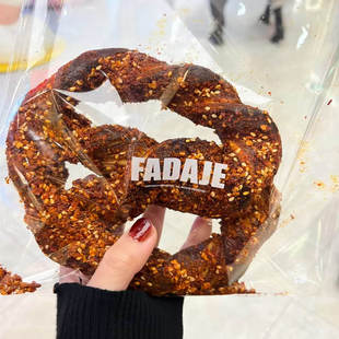 合肥代购法大吉网红爆款辣味碱水结迪拜榛子巧克力碱水结面包贝果