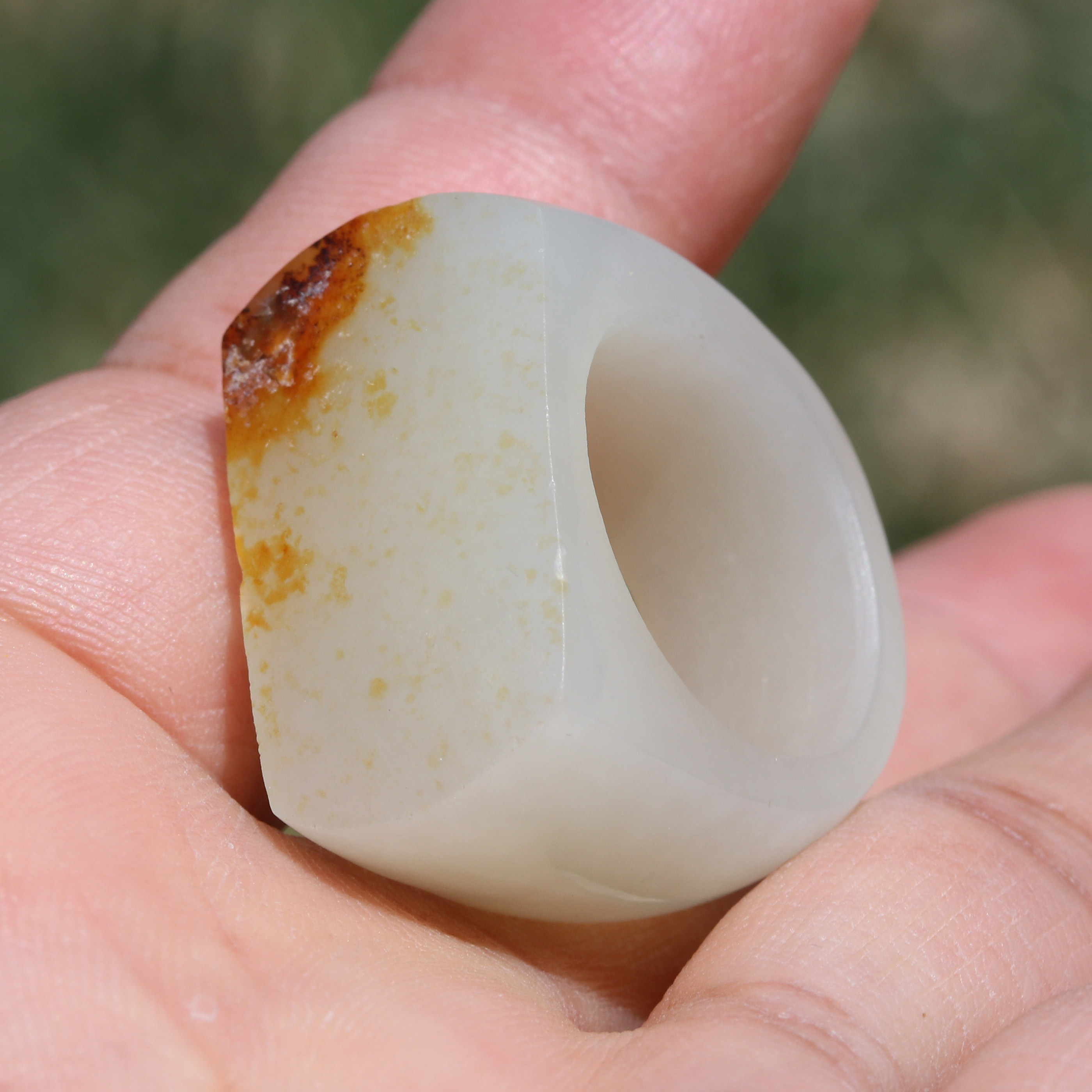 【小胡子玉器】和田玉 籽料 洒金皮 原毛孔 白玉 18.2mm扳指 戒指
