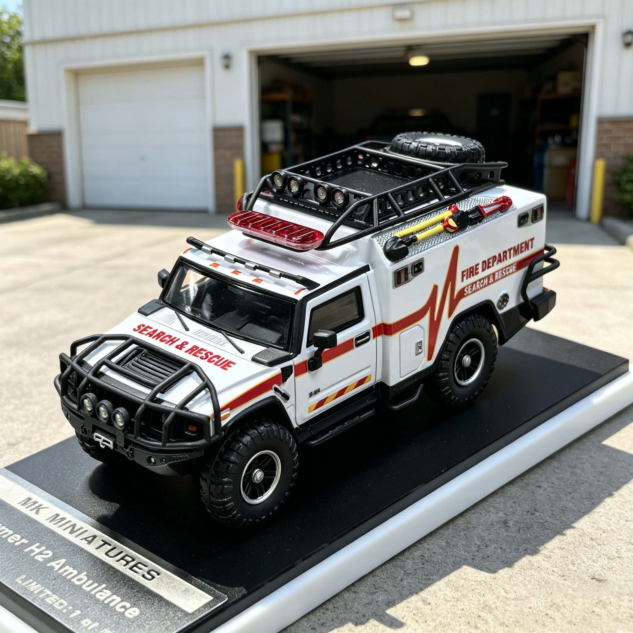 MK 1:64 悍马H2变形金刚救护车 白色 展会限定 合金汽车模型图片