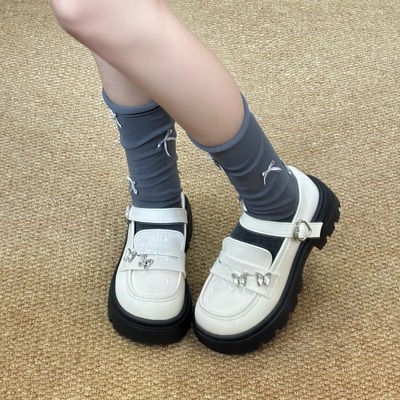 两只蝴蝶奶白色夏季新款玛丽珍单鞋女厚底浅口甜美轻便亮面小皮鞋