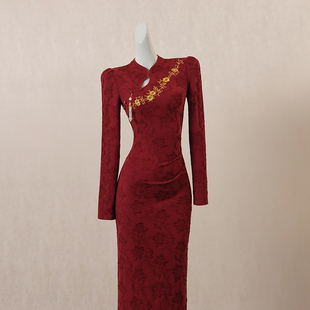 红色新中式国风改良旗袍连衣裙女秋季长裙刺绣设计感高端礼服裙子