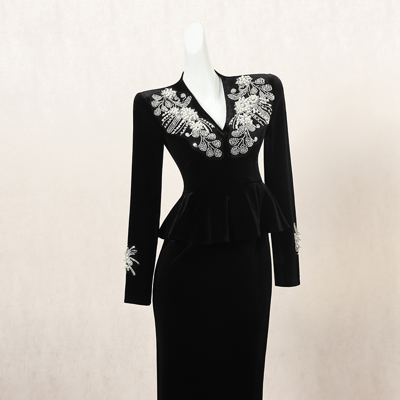 黑色复古丝绒拼接连衣裙女秋季长裙重工串珠绣设计感高端礼服裙子