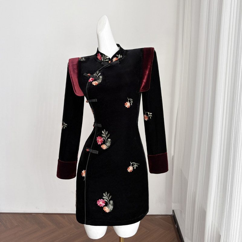 新中式国风改良旗袍连衣裙女冬季短裙花朵刺绣设计感高端礼服裙子