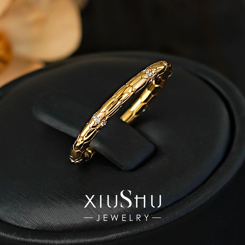 精工高定轻奢风灵蛇素圈戒指