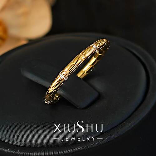 精工高定轻奢风灵蛇素圈戒指