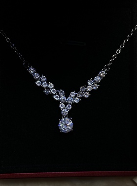 花花绿绿各种石头莫桑银项链爱心设计款银饰品