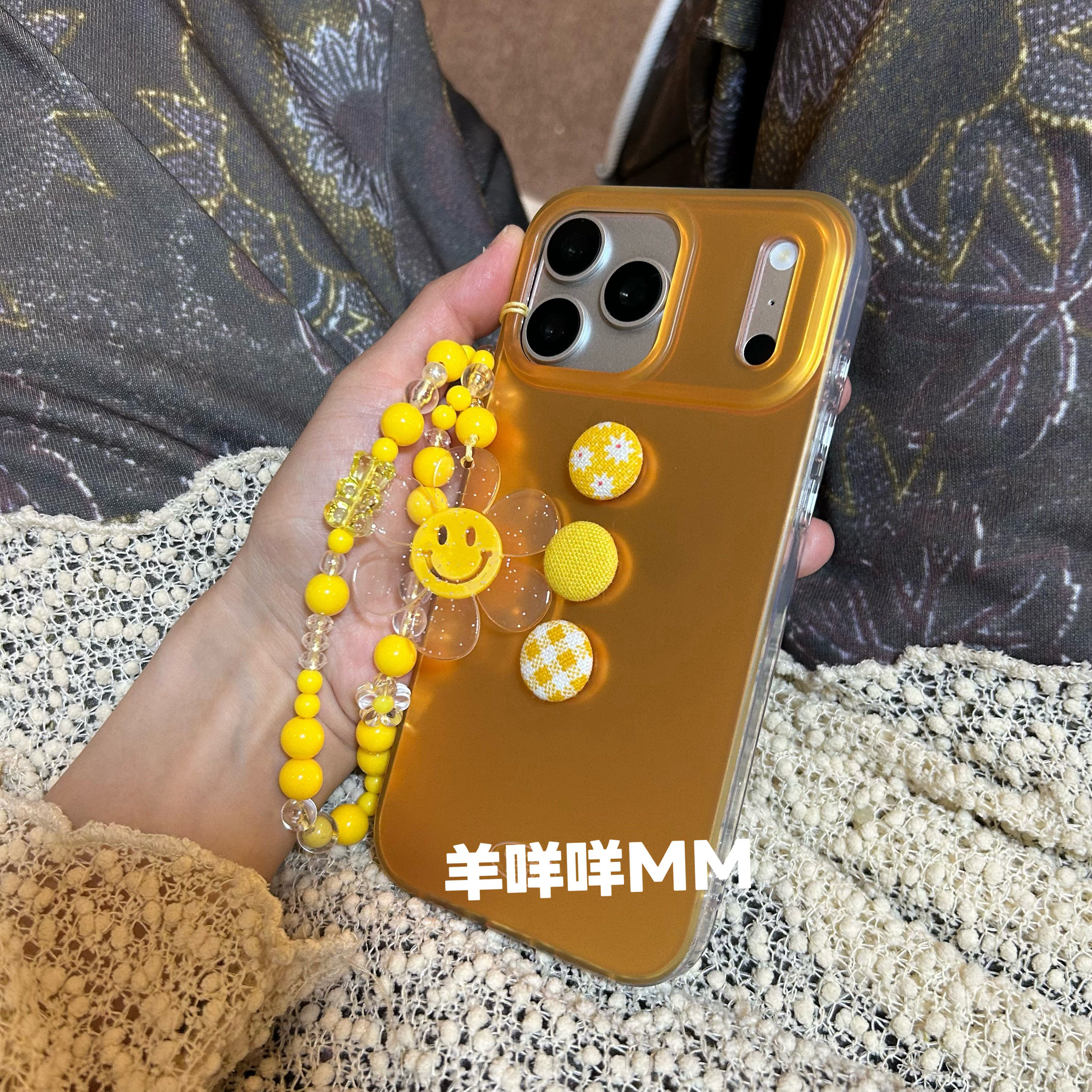 羊咩咩MM韩系笑脸ins立体纽扣带链条17ProMax适用17Pro防摔手机壳iPhone13/14女苹果16小众15保护套