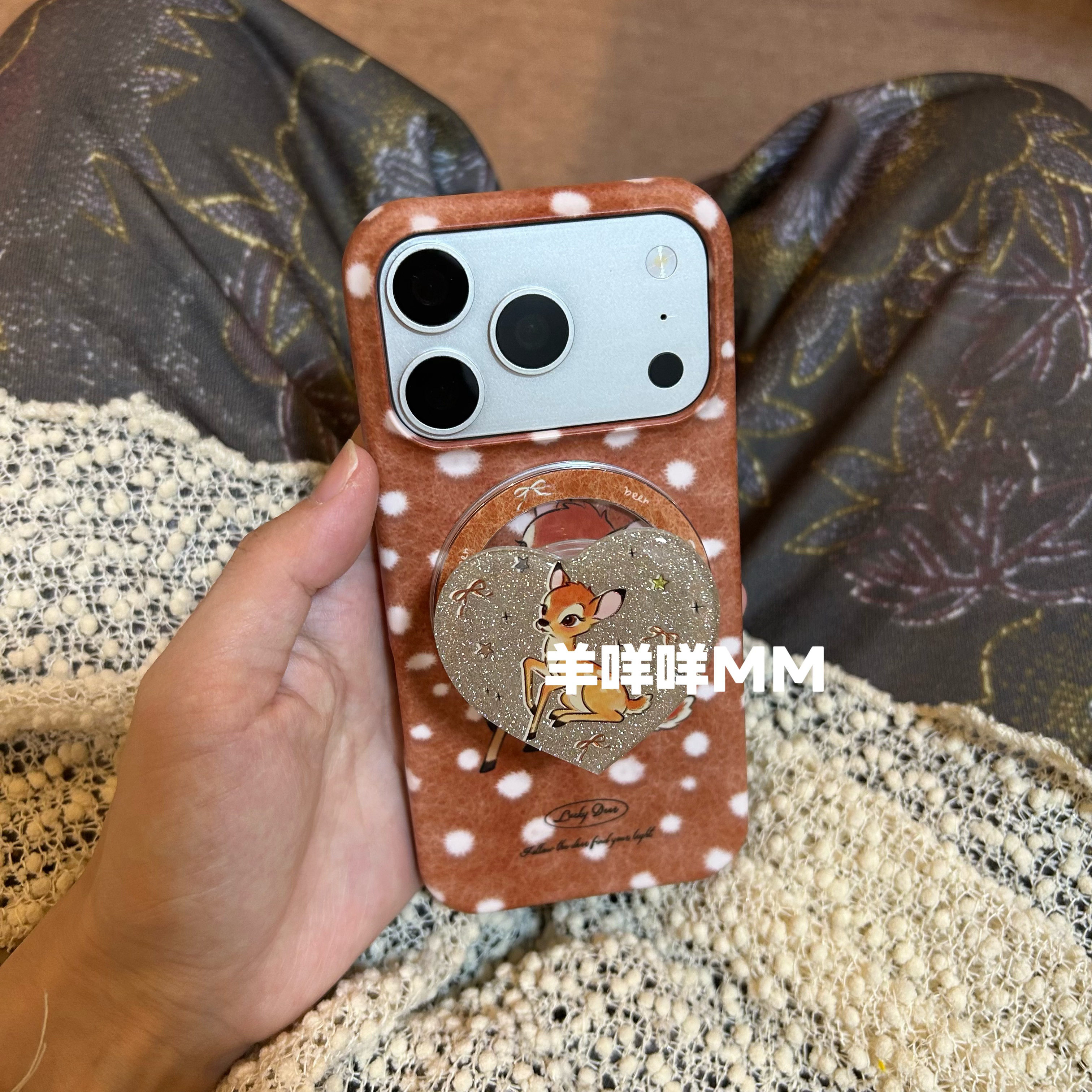 羊咩咩MM菲林简约波点苹果17ProMax磁吸支架手机壳适用iPhone15Pro小鹿斑比13/14女16卡通可爱保护套