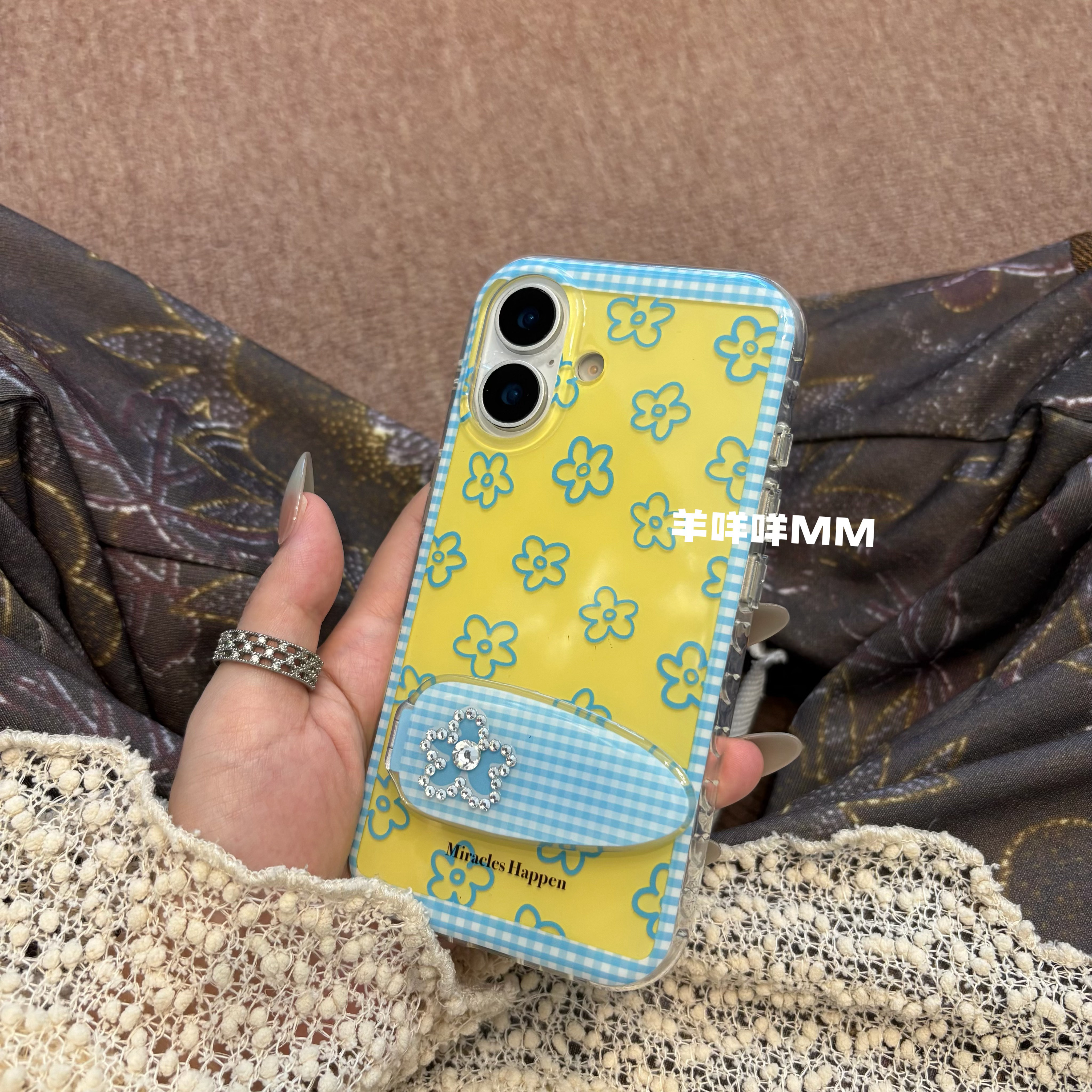 羊咩咩MM韩系碎花小众苹果17ProMax创意发夹支架手机壳适用iPhone15防摔全包16少女心14Pro保护套13ins