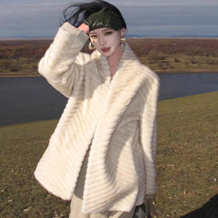 巨好看初冬毛毛外套女2025新款短款白色显瘦高级感人字纹环保皮草