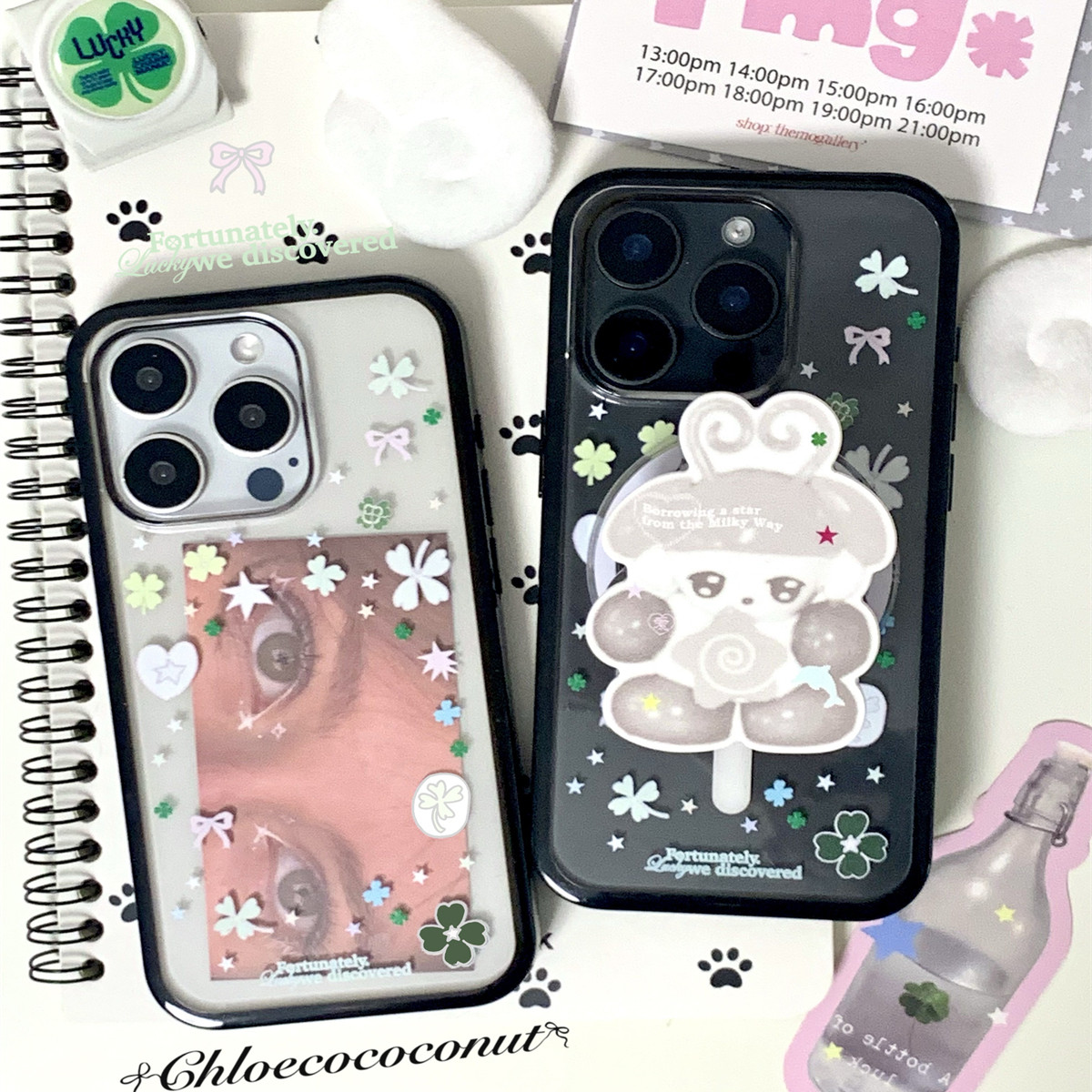花椰子 联名设计师原创幸运四叶草精灵小丢黑边小卡手机壳适用于iPhone17Pro磁吸手机支架16promax磨砂印花 - 实物图