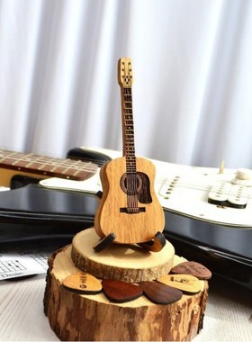 现货 Mini Cute Edition Wooden Guitar Plectrum Case