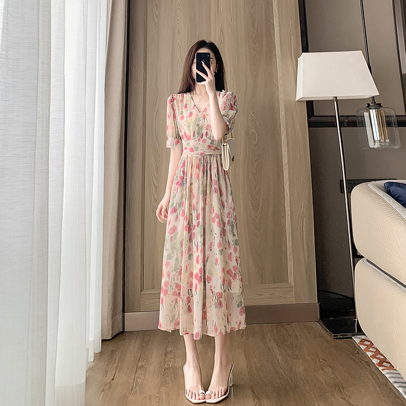 茶歇法式雪纺碎花连衣裙女2025新款夏季气质v领收腰遮肚子a字裙子