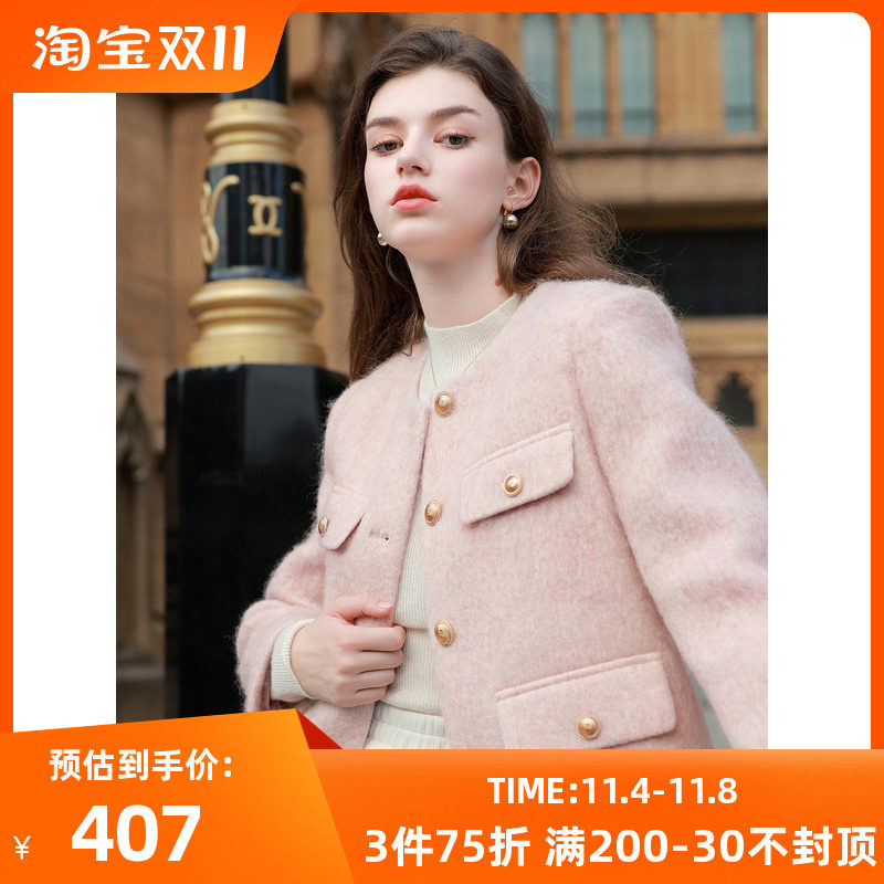 三彩女装2023冬季新款香风羊毛外套短款圆领毛呢长毛大衣优雅女属于什么档次？