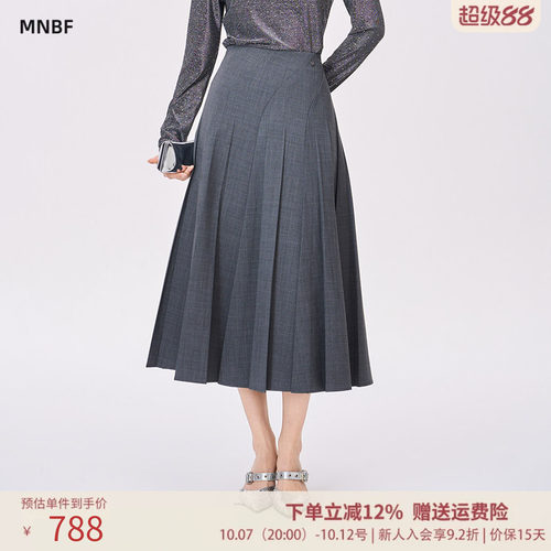 曼诺比菲商场同款2026秋季简约修身高腰a字百褶半身裙MHGQ136182