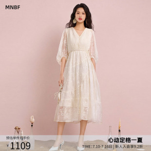 曼诺比菲商场同款2026夏季蕾丝v领a字中袖收腰连衣裙女SHBL126206