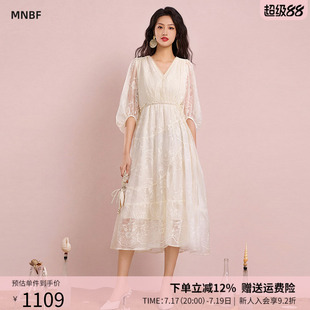 曼诺比菲商场同款2026夏季蕾丝v领a字中袖收腰连衣裙女SHBL126206