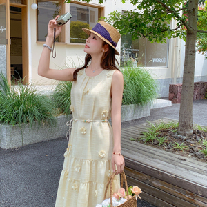 法式黄色立体花朵挂脖连衣裙2026夏季新款气质温柔风海边慵懒长裙图片