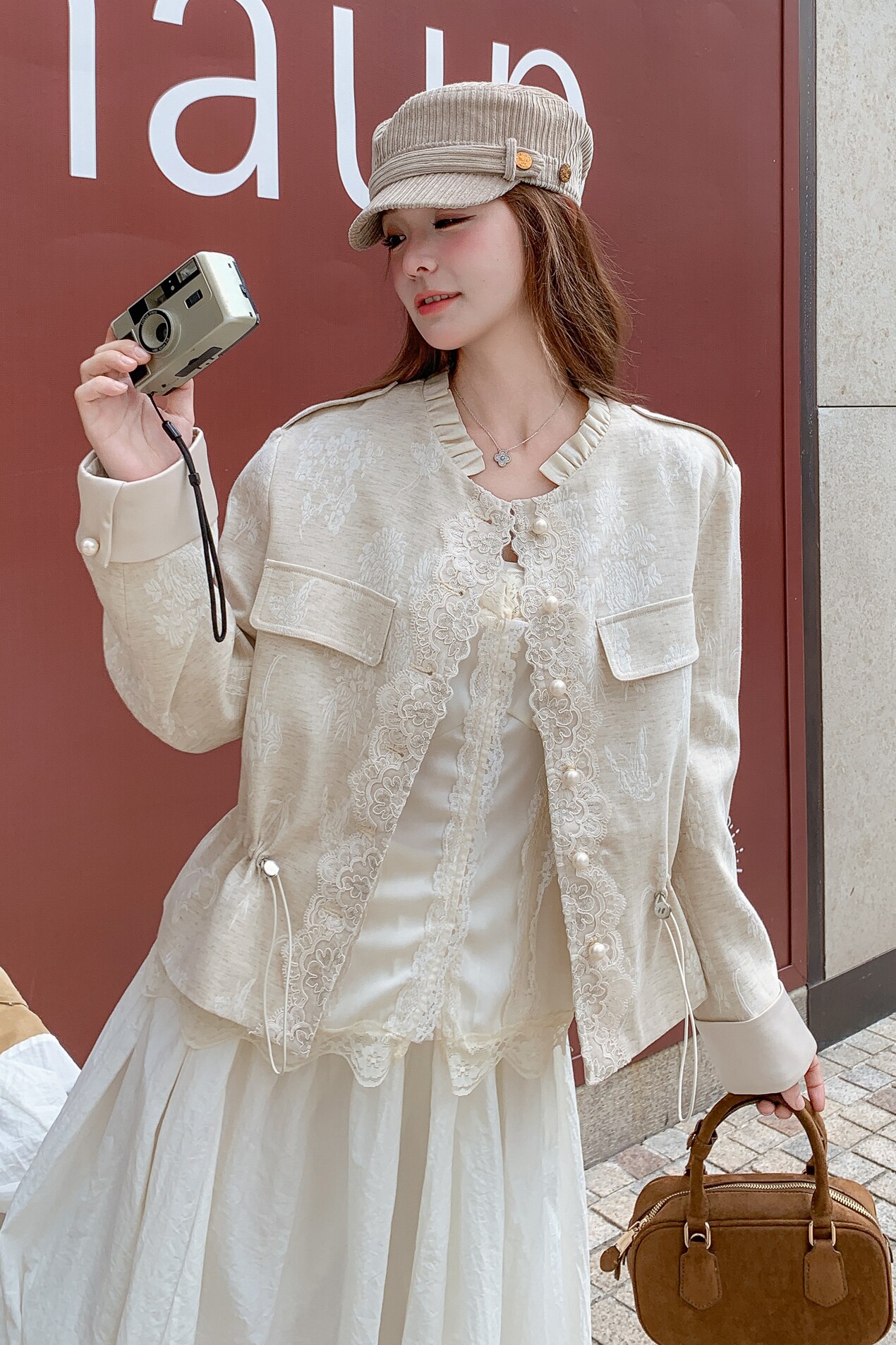 米杏色法式花边拼接外套女2025秋季减龄巨好看设计感圆领提花上衣,女装短外套,帛香坊