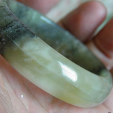新疆和田玉绿底墨玉手镯天然籽料