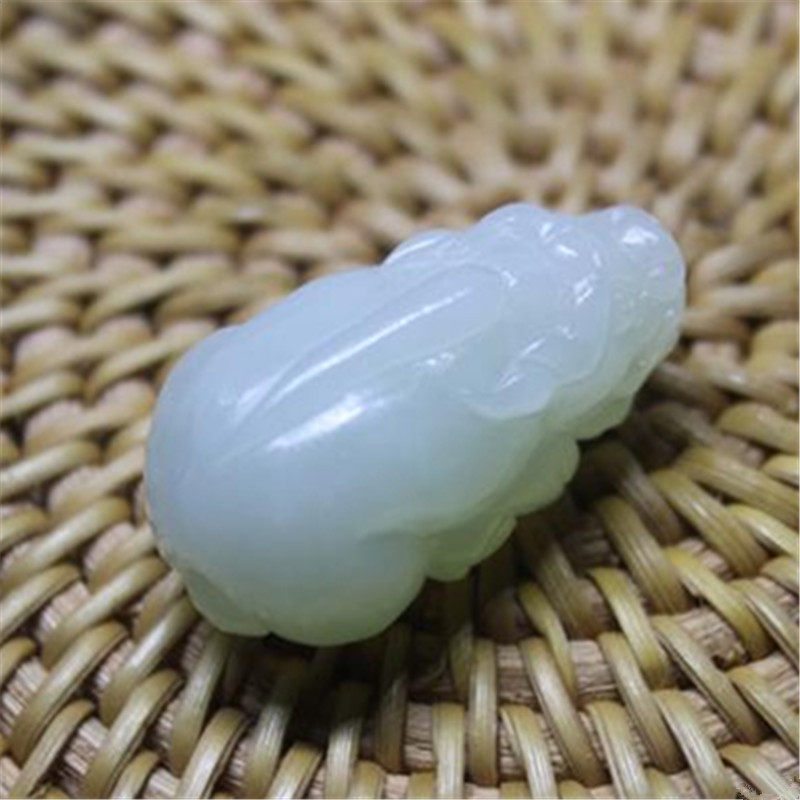 天然新疆和田玉白玉貔貅吊坠男女款苏工精雕玉器挂件保真送证书