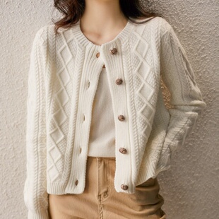 羊范针织衫女2025新款100%羊毛洋气扭花短款外套纽扣宽松加厚毛衣