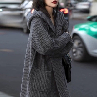 羊范秋冬加厚女中长款连帽带兜灰色高级感针织开衫宽懒毛衣外套女