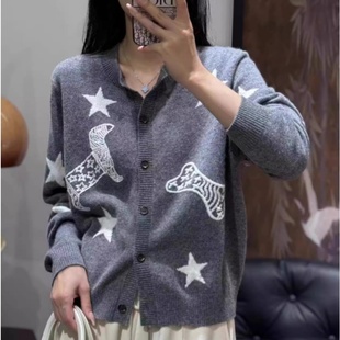 羊范2024秋冬新款山羊绒针织开衫女圆领卡通狗狗手绣外套重工百搭