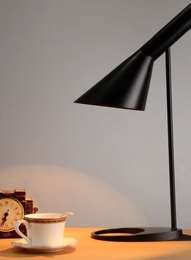 丹麦设计师Arne Jacobsen书房办公桌AJ经典台灯创意时尚北欧灯具