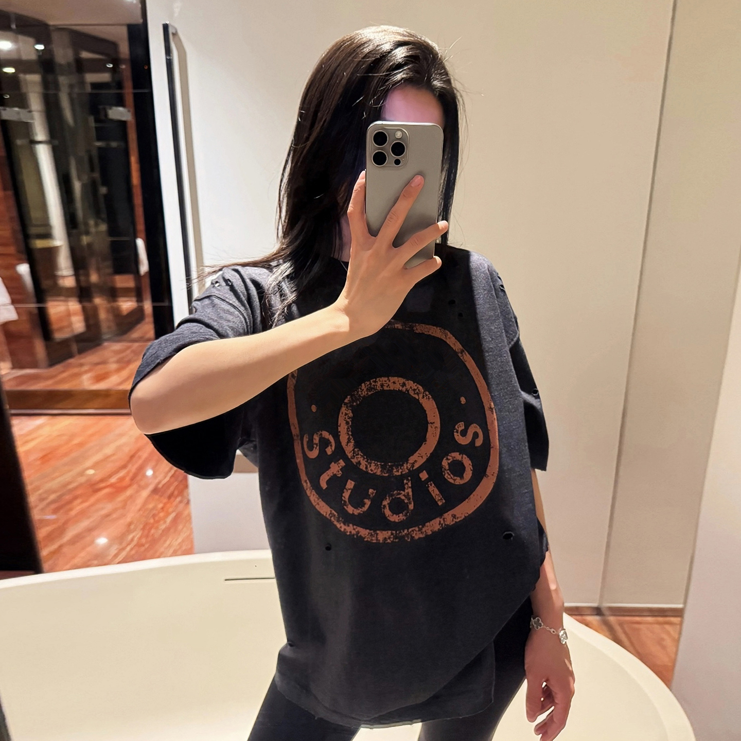 AC风格做旧破洞纽扣LOGO短袖T恤