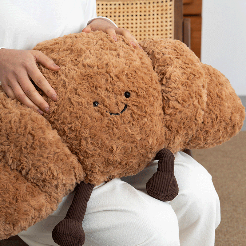 可爱卡通毛绒牛角包异形抱枕护腰