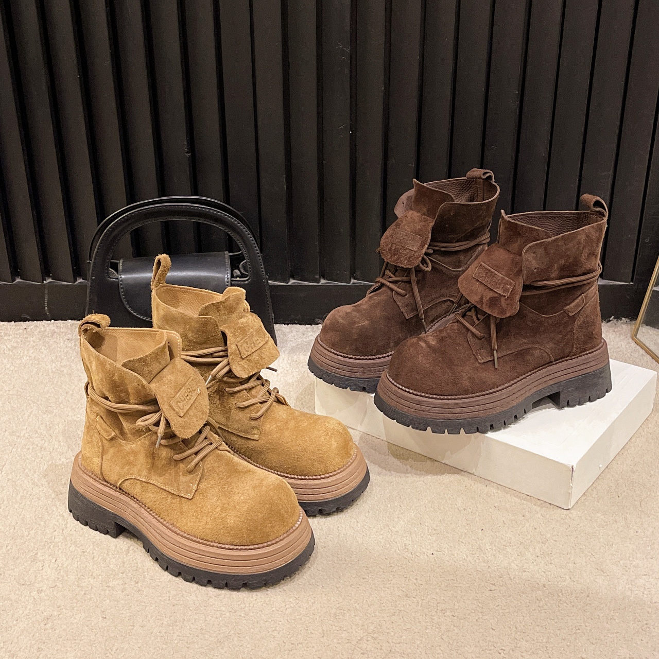 大头磨砂皮马丁靴女时尚新款翻领机车靴帅气工装辣妹风短筒靴子