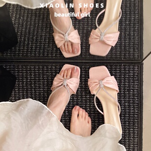 女 女性感外穿细跟高跟鞋 2025新款 露趾方头水钻一字带丝绸白色拖鞋