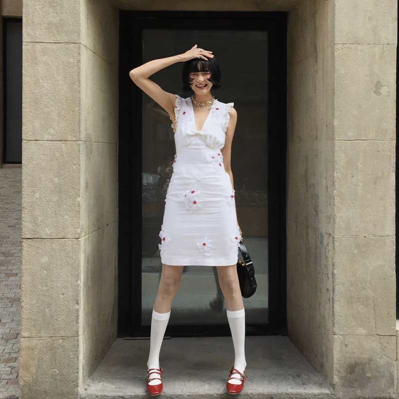 花边小飞袖连衣裙深V领