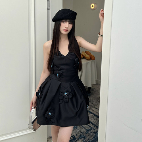 打褶挂脖V领无袖连衣裙