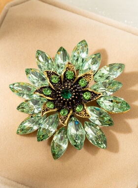 新款气质闪亮绿色璀璨之星胸针水晶高档别针百搭大衣衣饰胸花网红