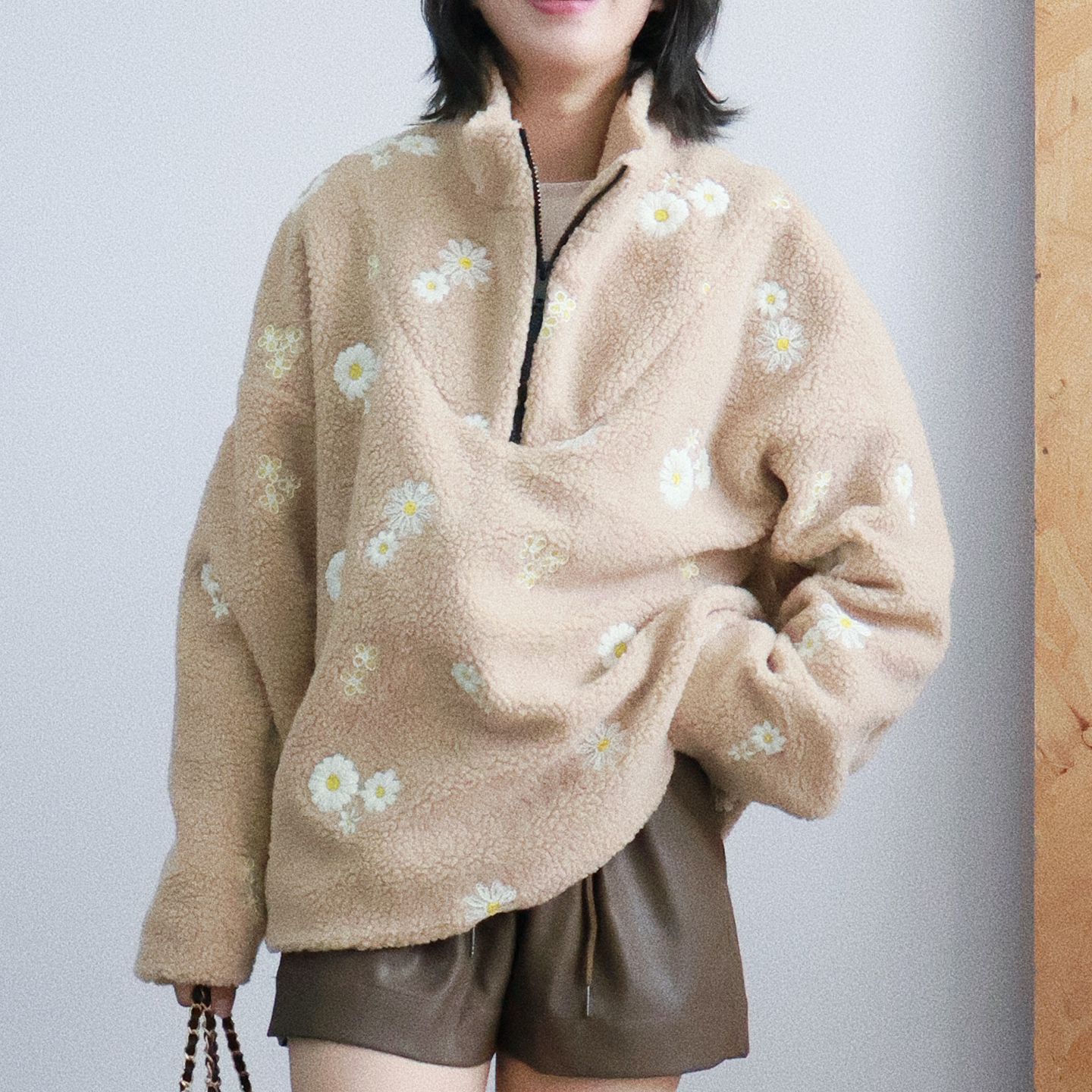 2025秋米色小雏菊绣花宽松圆领长袖羊羔毛外套女简约宽松立领上衣